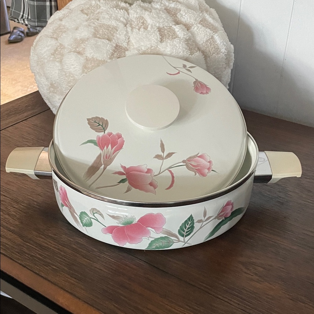 Mikasa Silk Flowers 2.5 qt Round Covered Casserole with Lid